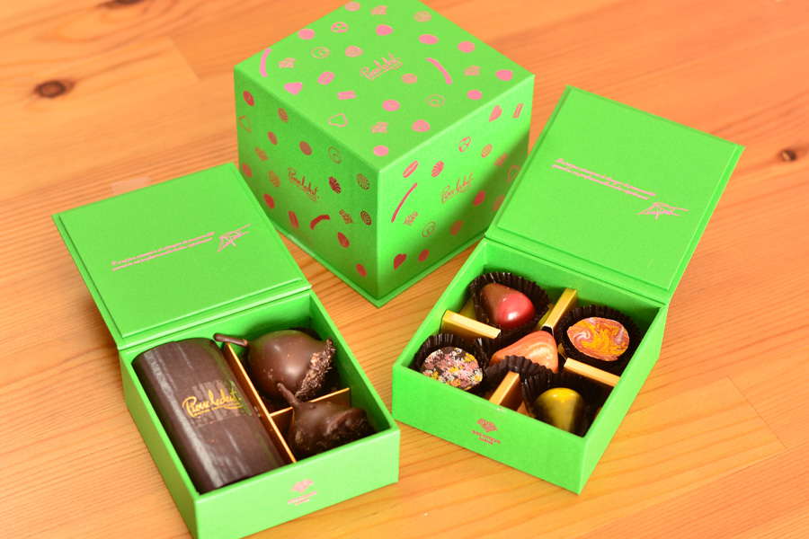 ベルギーチョコレートのピエール ルドンの2段式の箱拡大写真