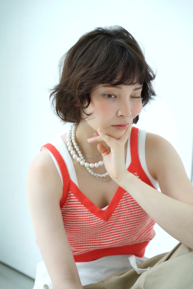 スタイル写真撮影、顎下に手を添えたヘアスタイルカット