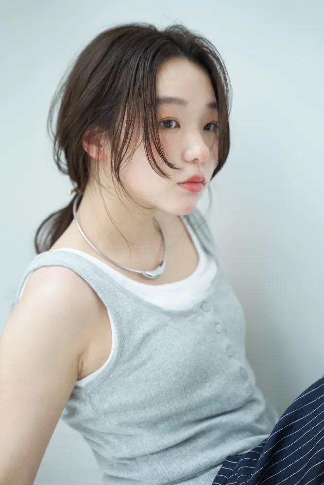 美容室モデル撮影、ポニーテールで小首をかしげたスタイル写真
