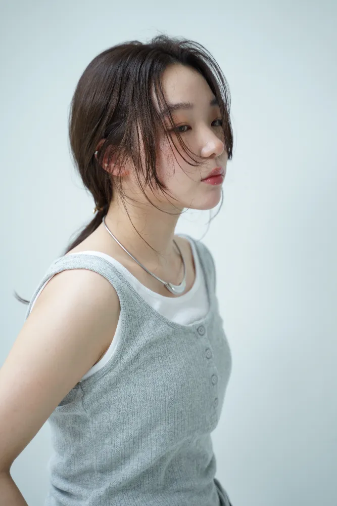 スタイル写真撮影、ポニーテールヘアを振り返るサイドカット