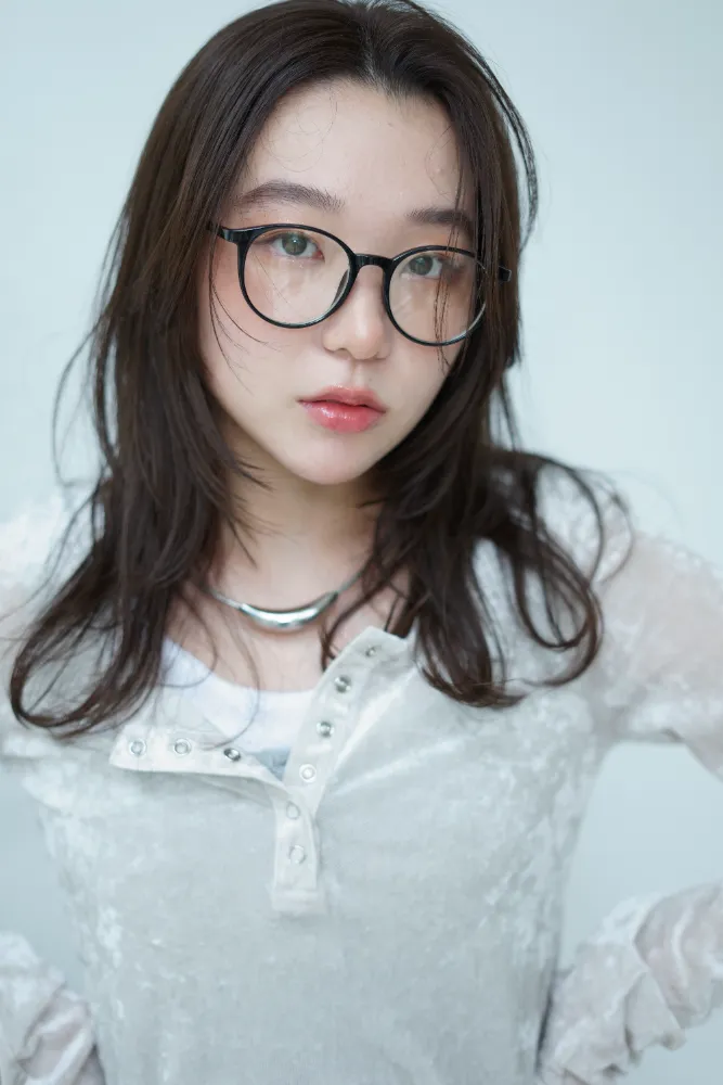 スタイル写真撮影、ロングヘアを活かしたうつむき加減のリラックスポーズ