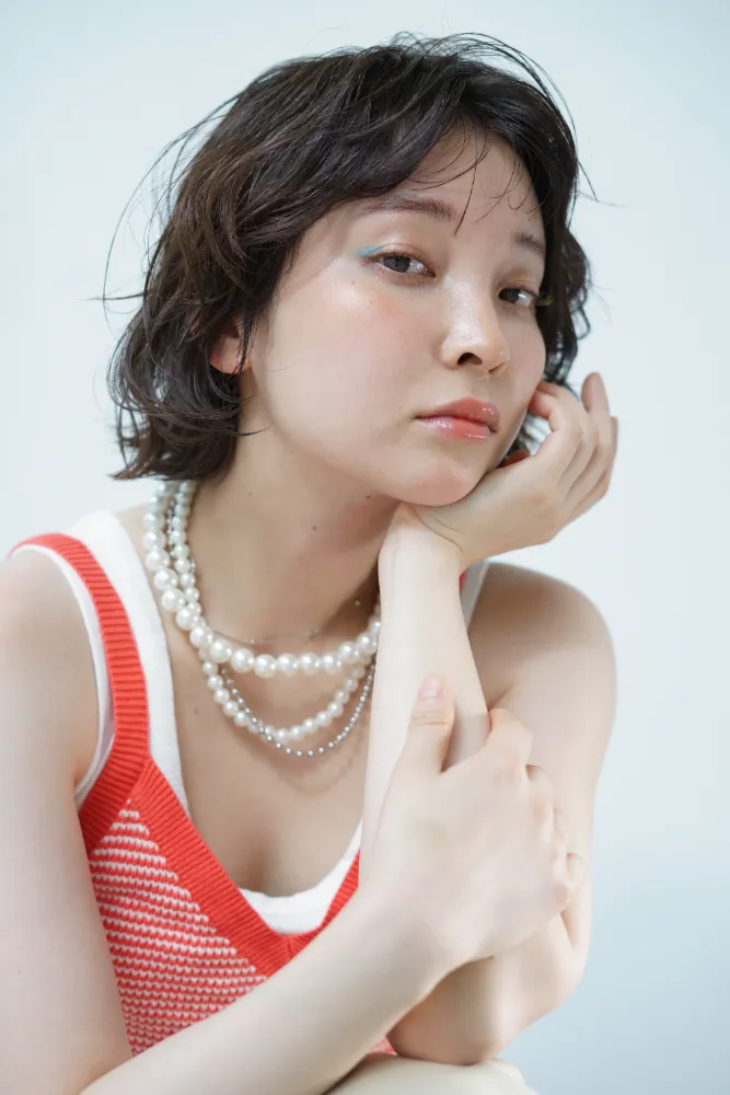 美容室モデル撮影、自然光を活かしたヘアスタイル写真、横顔カット