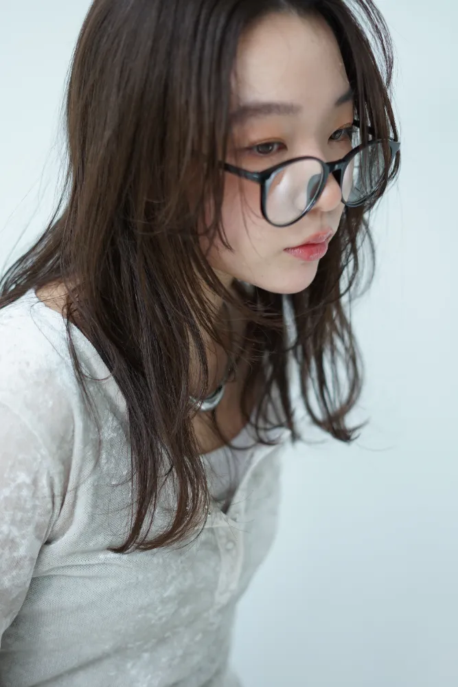 スタイル写真撮影、メガネと巻き髪ロングヘアの横顔カット