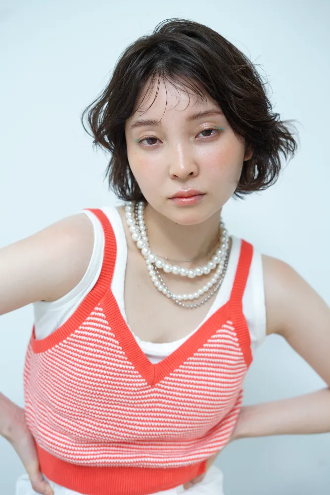 スタイル写真撮影、ふんわりとしたヘアスタイルのモデルカッ