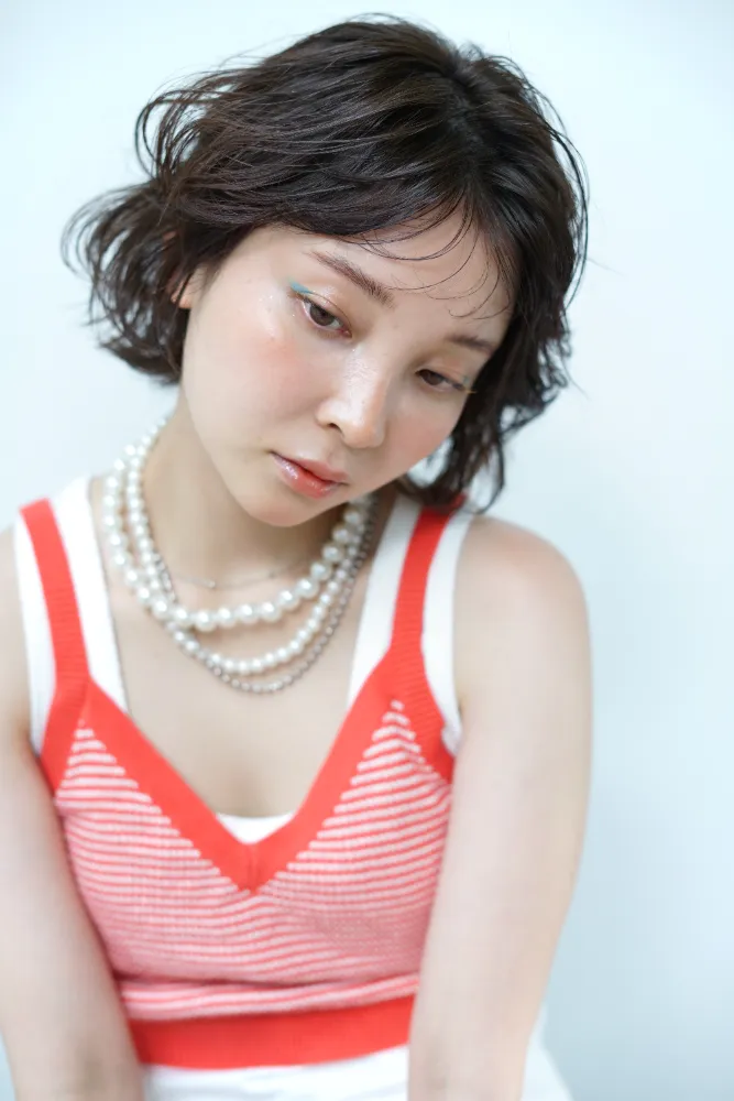 スタイル写真撮影、柔らかい光の中でのヘアスタイルカット